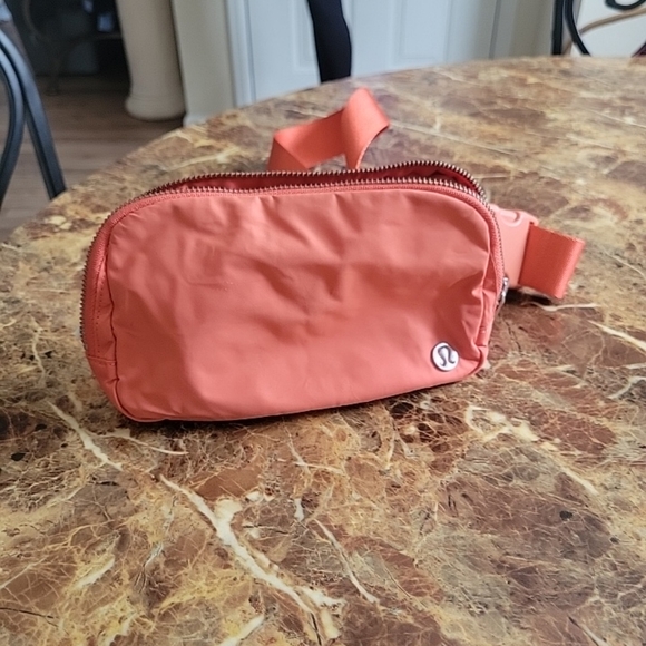 Lululemon Everywhere Belt Bag 1L pink salmon rose - Picture 10 of 10